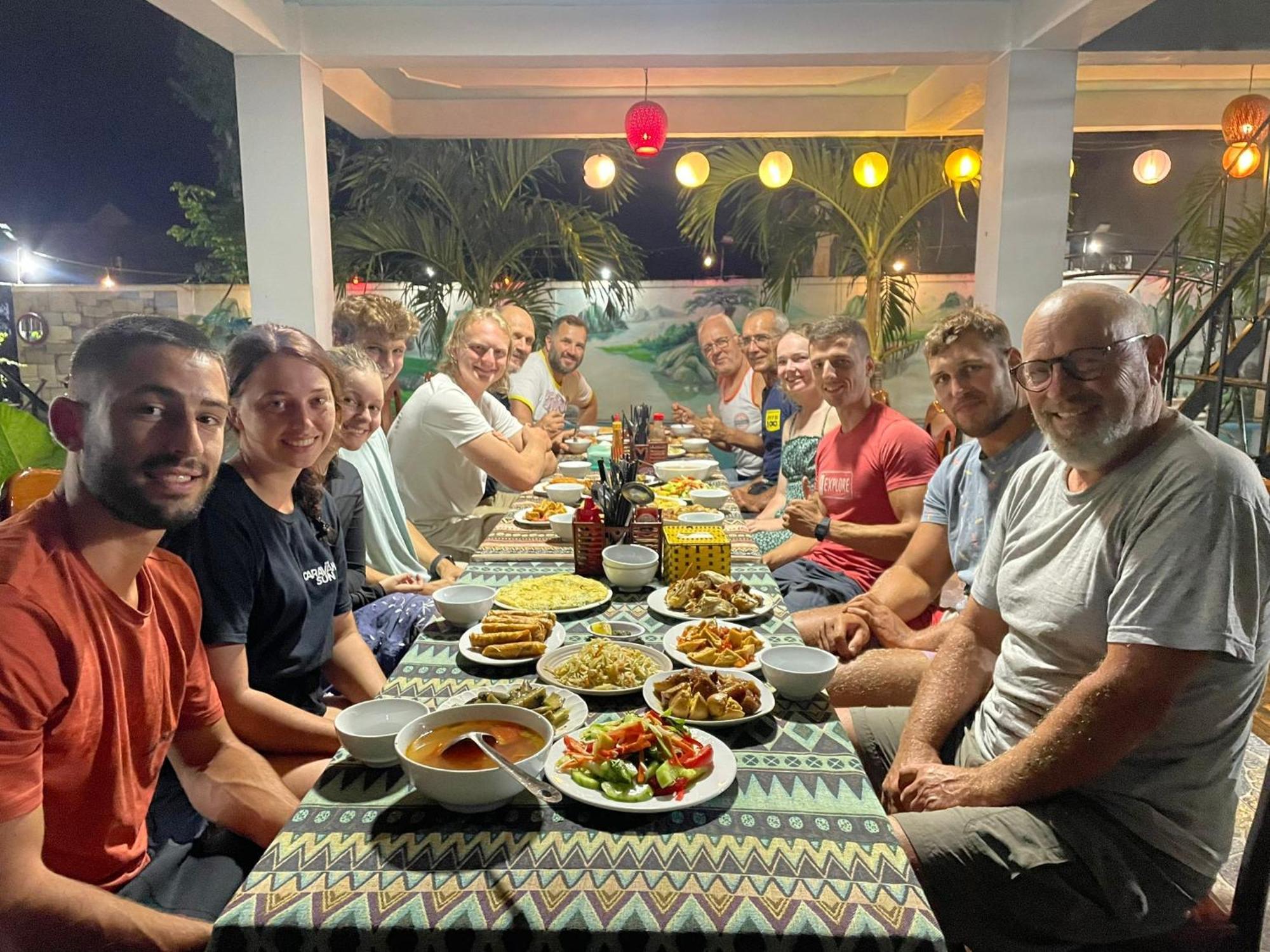 Yolo Pool Bar Villas & Garden Restaurant Phong Nha Buitenkant foto