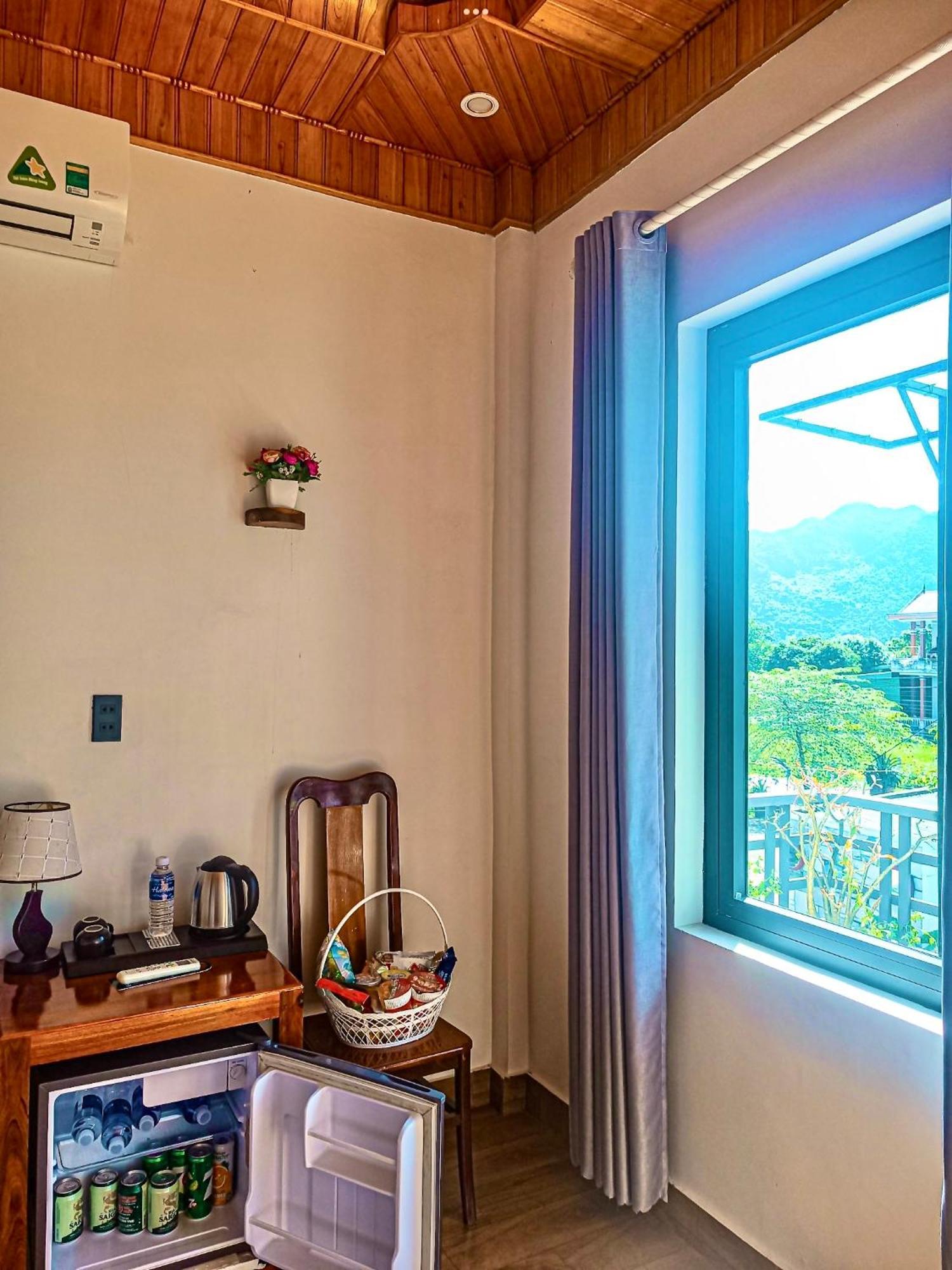 Yolo Pool Bar Villas & Garden Restaurant Phong Nha Buitenkant foto