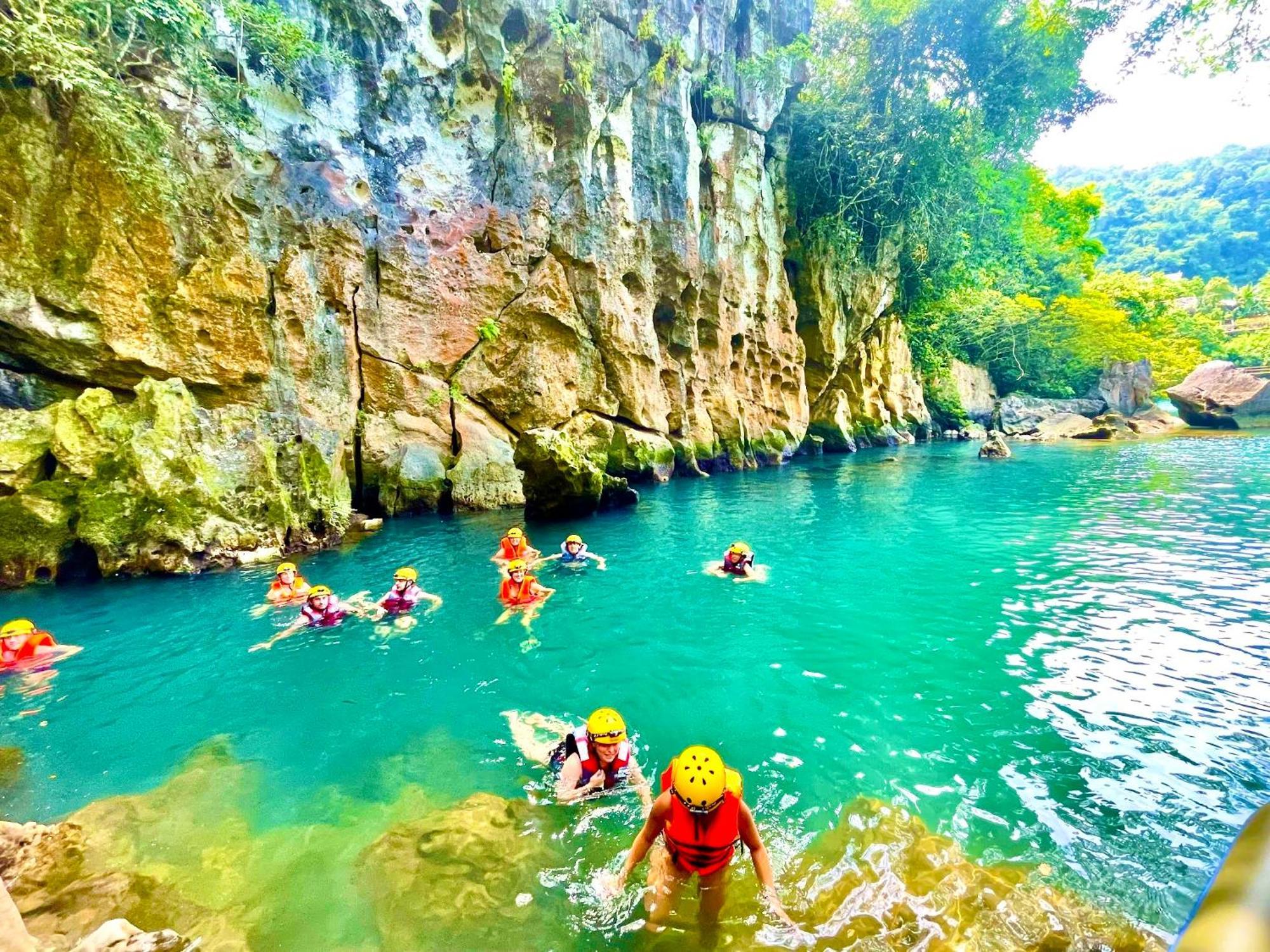Yolo Pool Bar Villas & Garden Restaurant Phong Nha Buitenkant foto
