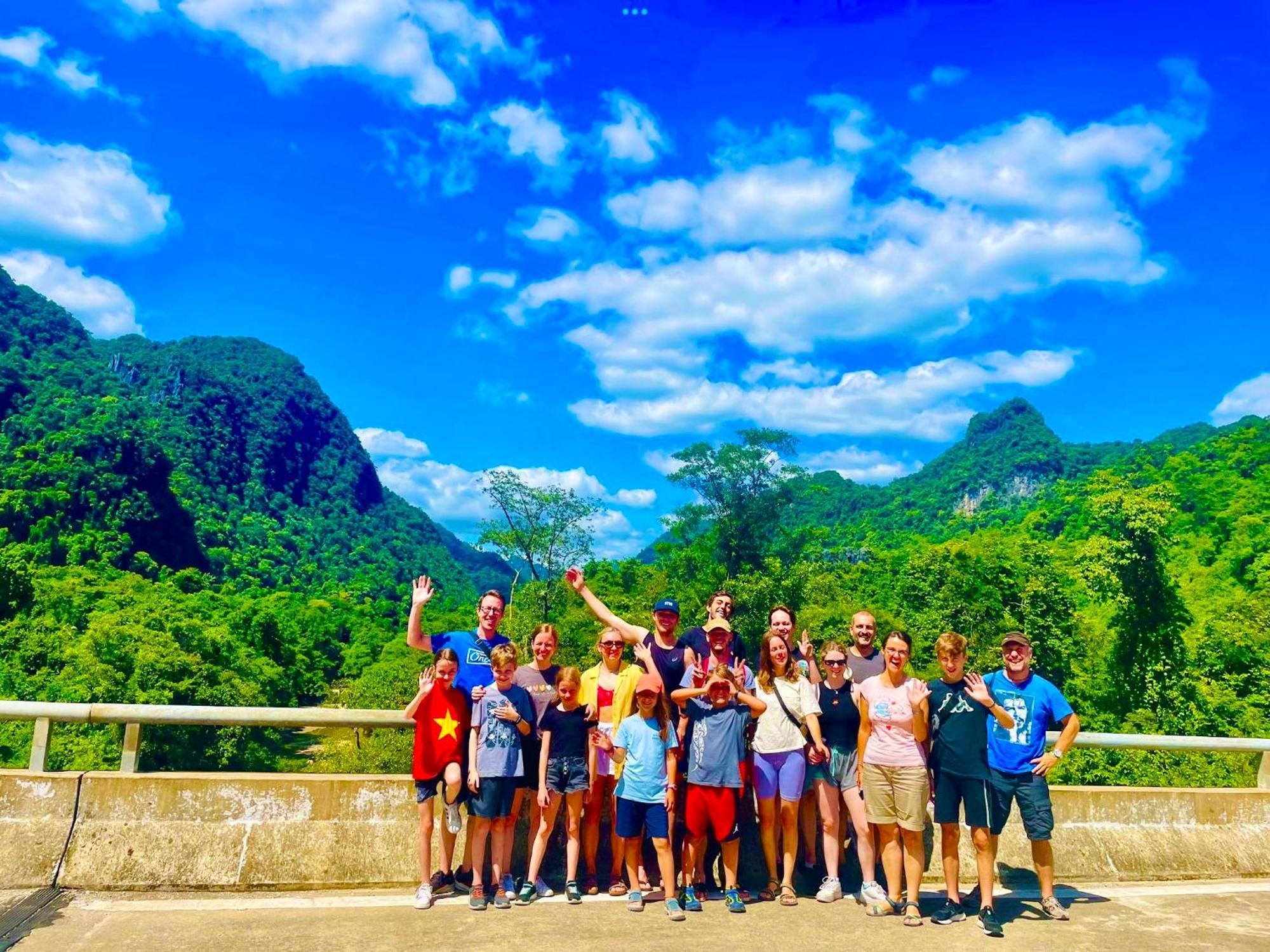 Yolo Pool Bar Villas & Garden Restaurant Phong Nha Buitenkant foto